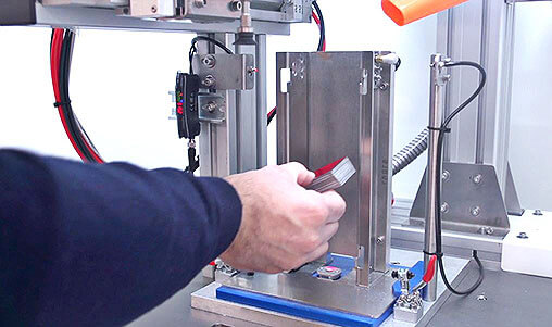 CaricamentoTarghette-1 Lasermarkierung auf Namensschildern: Technische Lösungen für die industrielle Rückverfolgbarkeit