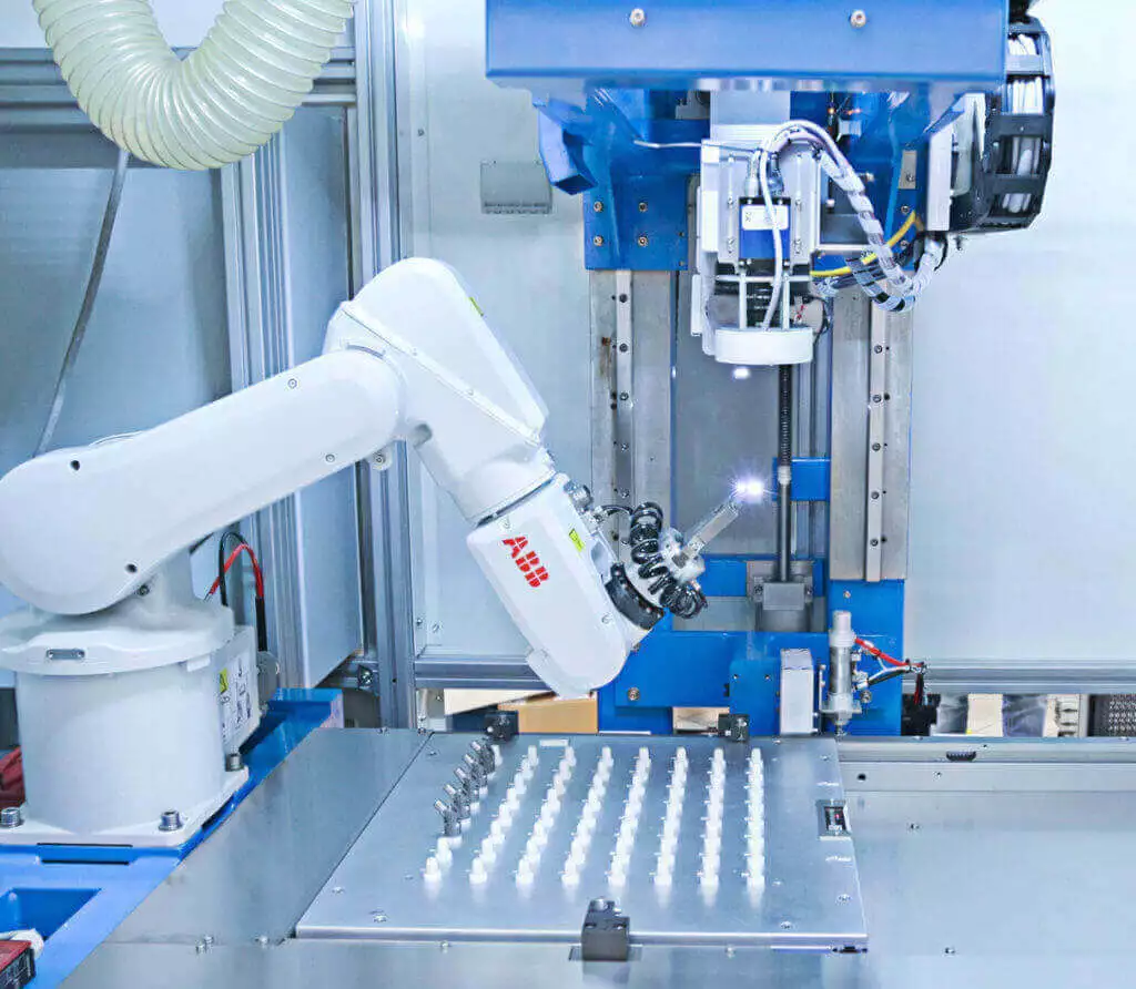 Robot01-1024x892 Marcatura laser su componenti medicali in cobalto, acciaio M30NW e titanio TA6V