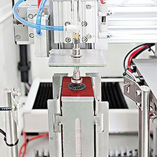 FLYLABEL Marcatura Laser automatica di targhette con sistema di etichettatura