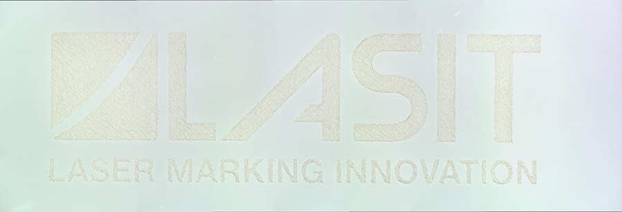 3-Pico-interno-bianco Glass Transformation with Laser Marking: Applications and Benefits