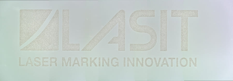 4-UV-interno-1 Glass Transformation with Laser Marking: Applications and Benefits