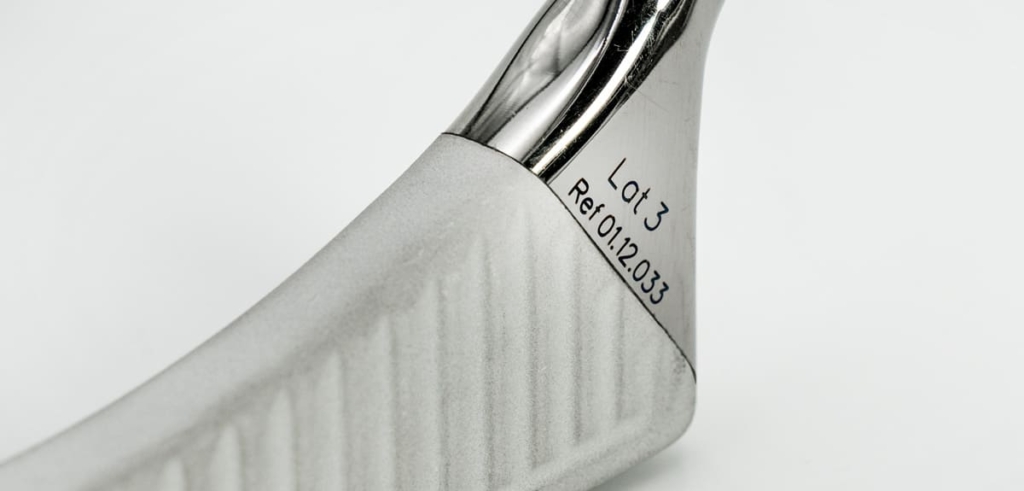 Incisione-laser-su-metalli-strumenti-medicali-1024x491 Le laboratoire LASIT : essais et contrôle de qualité pour le marquage au laser d'instruments médicaux