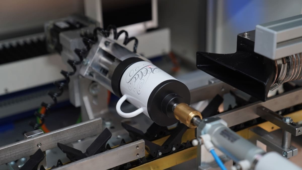 360_LASER_MARKING_MUG-1024x576 Drinkfeeder - La marcatrice laser automatica per le borracce