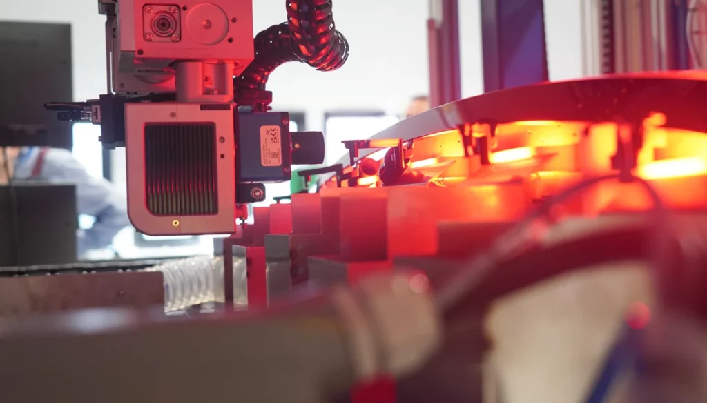 Degating-Laser-Componenti-7-1024x585 Découpe laser dans l'éclairage automobile : dégraissage et enlèvement de matière