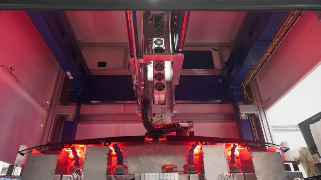 Degating-Laser-Componenti-8-1024x576 Découpe laser dans l'éclairage automobile : dégraissage et enlèvement de matière