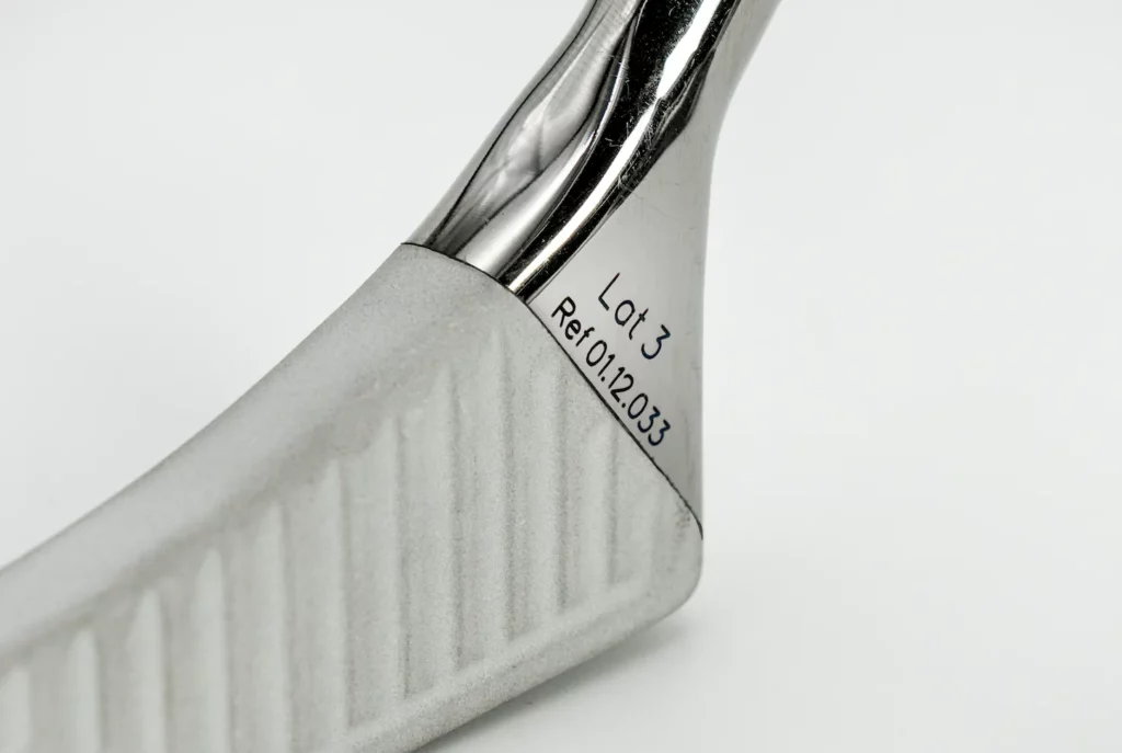 Laser-fibra-marcatura-medicale-1-1024x687 Fibre Laser: What it is, how it works and its applications