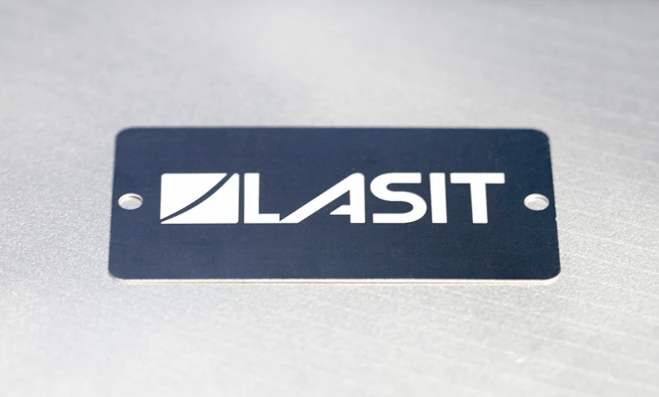 settore-oleodinamico-marcatura-laser-su-targhette How do laser markers work?