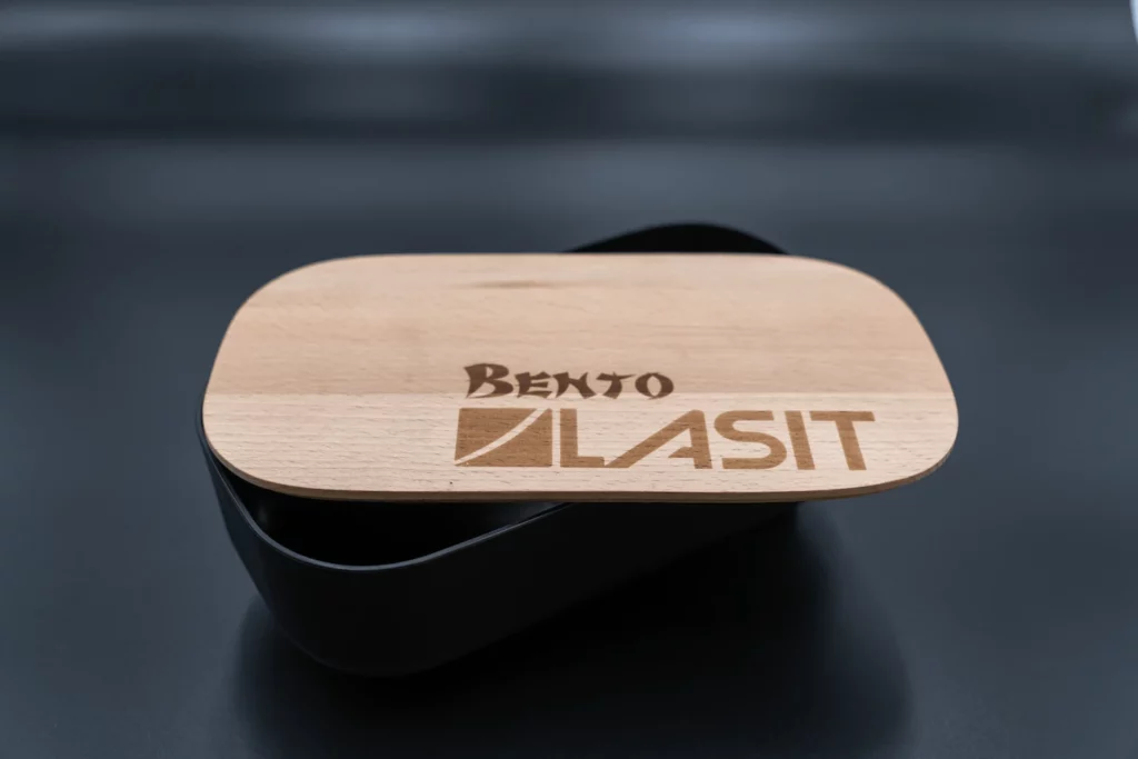 Marcatura-UV-su-Legno-1024x683 La révolution du marquage laser UV dans le secteur de la promotion : vers un avenir durable et flexible