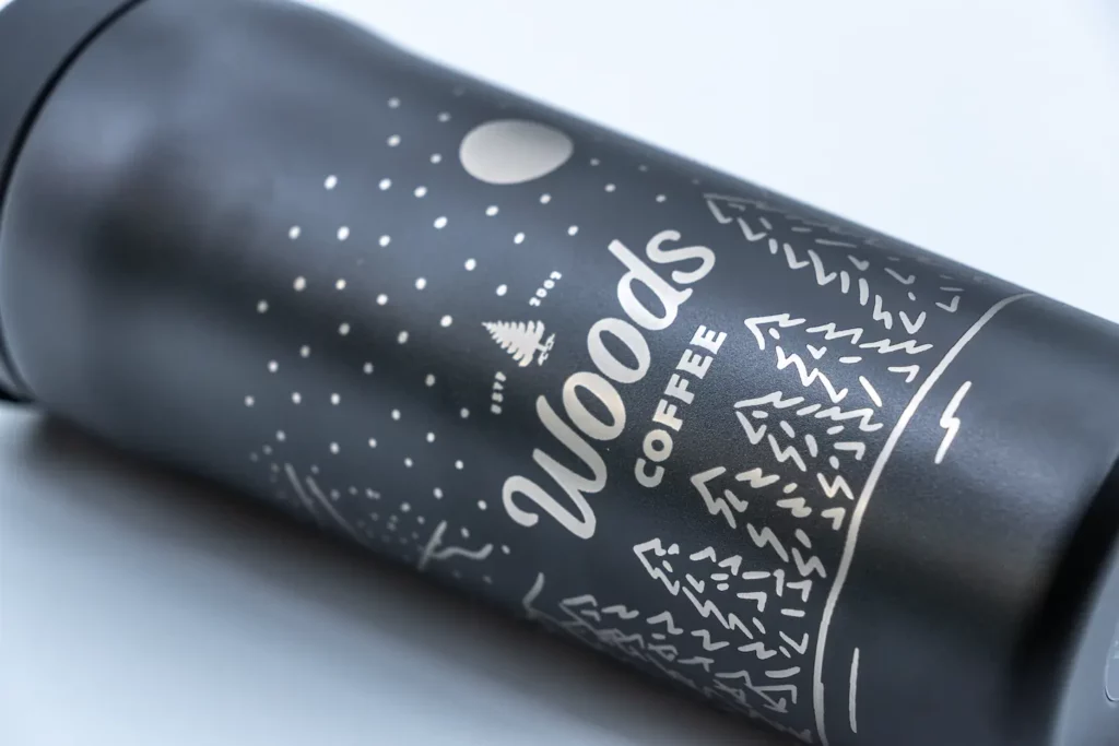 Marcatura-UV-su-borraccia-nera-1024x683 La révolution du marquage laser UV dans le secteur de la promotion : vers un avenir durable et flexible