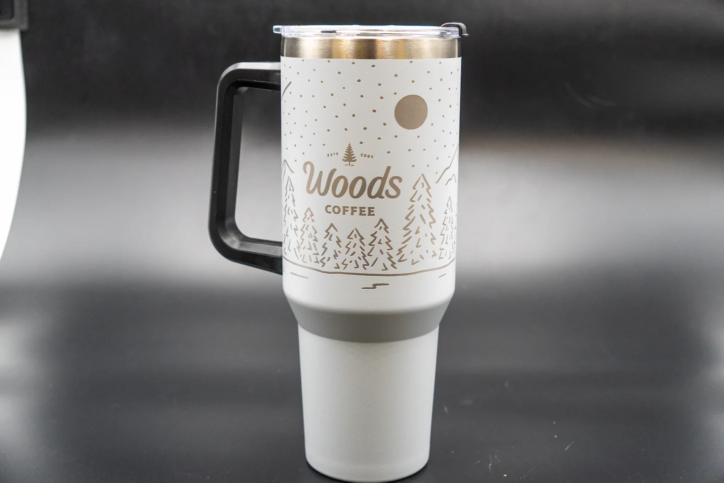 Marcatura-UV-su-stanley-CUP La révolution du marquage laser UV dans le secteur de la promotion : vers un avenir durable et flexible