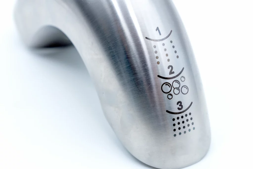 marcatura-laser-nella-rubinetteria-1024x683 Marquage laser 3D : l'évolution technologique dans l'industrie de la robinetterie