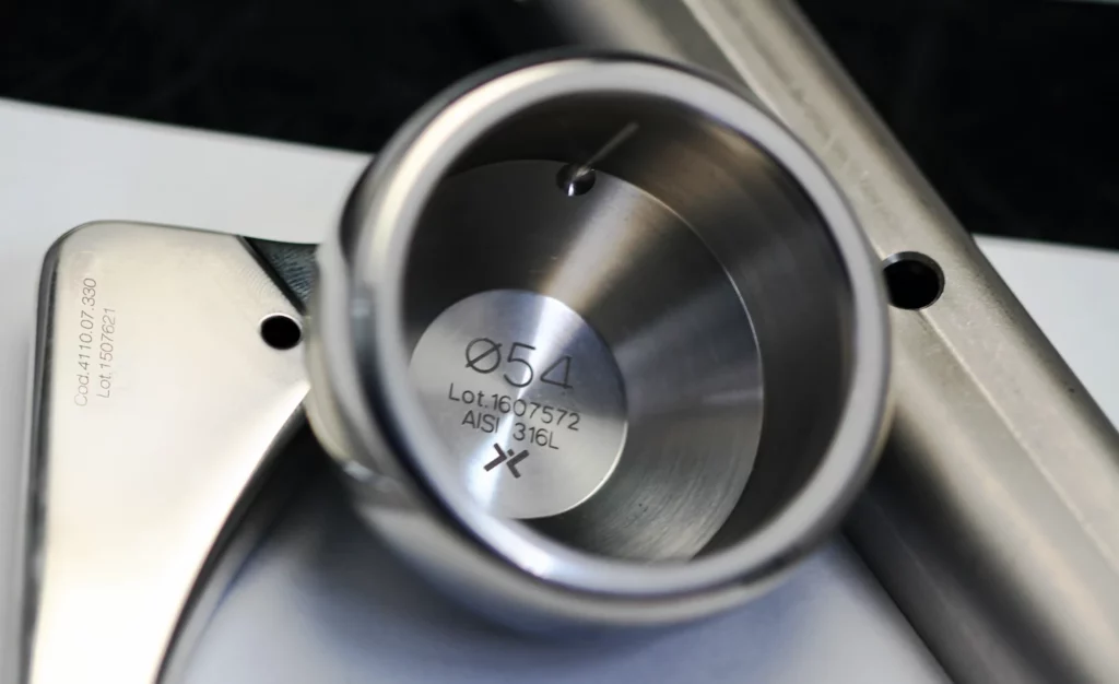 Marcatura-Laser-Componenti-Medicali-in-Titanio-1024x626 Du pointillé au laser : la transition technologique dans l'industrie aérospatiale