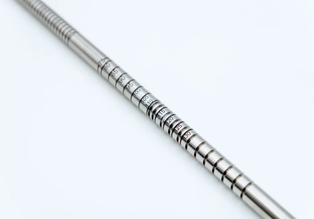 Marcatura-laser-di-precisione-per-il-settore-dentale-1-1-1024x713 Precision laser marking for the dental industry: advanced picosecond solutions