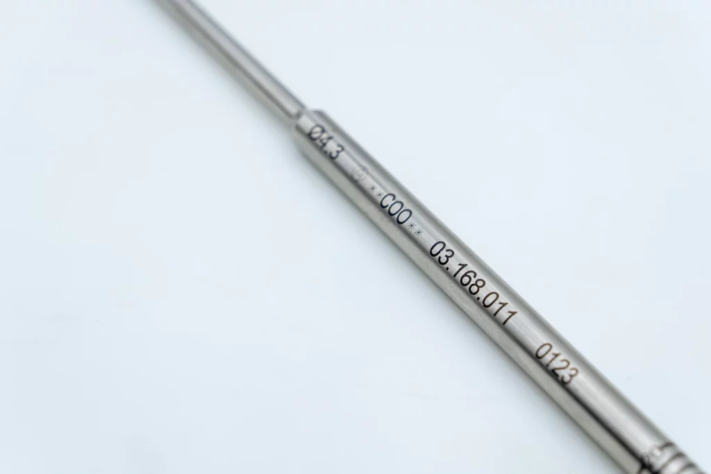 Marcatura-laser-di-precisione-per-il-settore-dentale-2-1024x683 Precision laser marking for the dental industry: advanced picosecond solutions