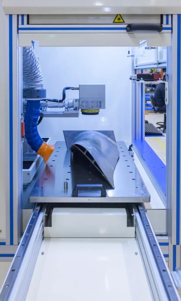 Sistema_TowerSwipe-1-615x1024 TowerSwipe: side-load laser marking system for heavy and bulky components