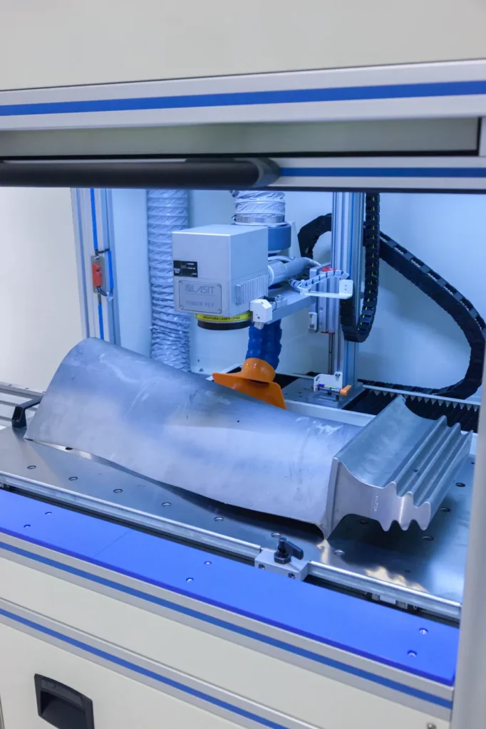 Sistema_TowerSwipe-2-682x1024 TowerSwipe: side-load laser marking system for heavy and bulky components