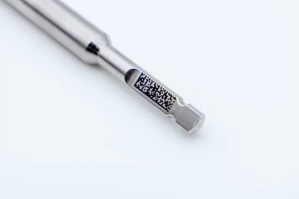 Marcatura-laser-di-precisione-per-il-settore-dentale-3-edited-1 Marquage laser les codes 2D pour la traçabilité