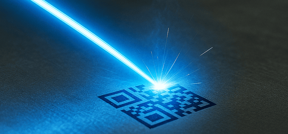 Fascio_laser_con_datamatrix_hor-1 Marcado láser para el cumplimiento de la normativa ferroviaria: normas de los componentes y trazabilidad