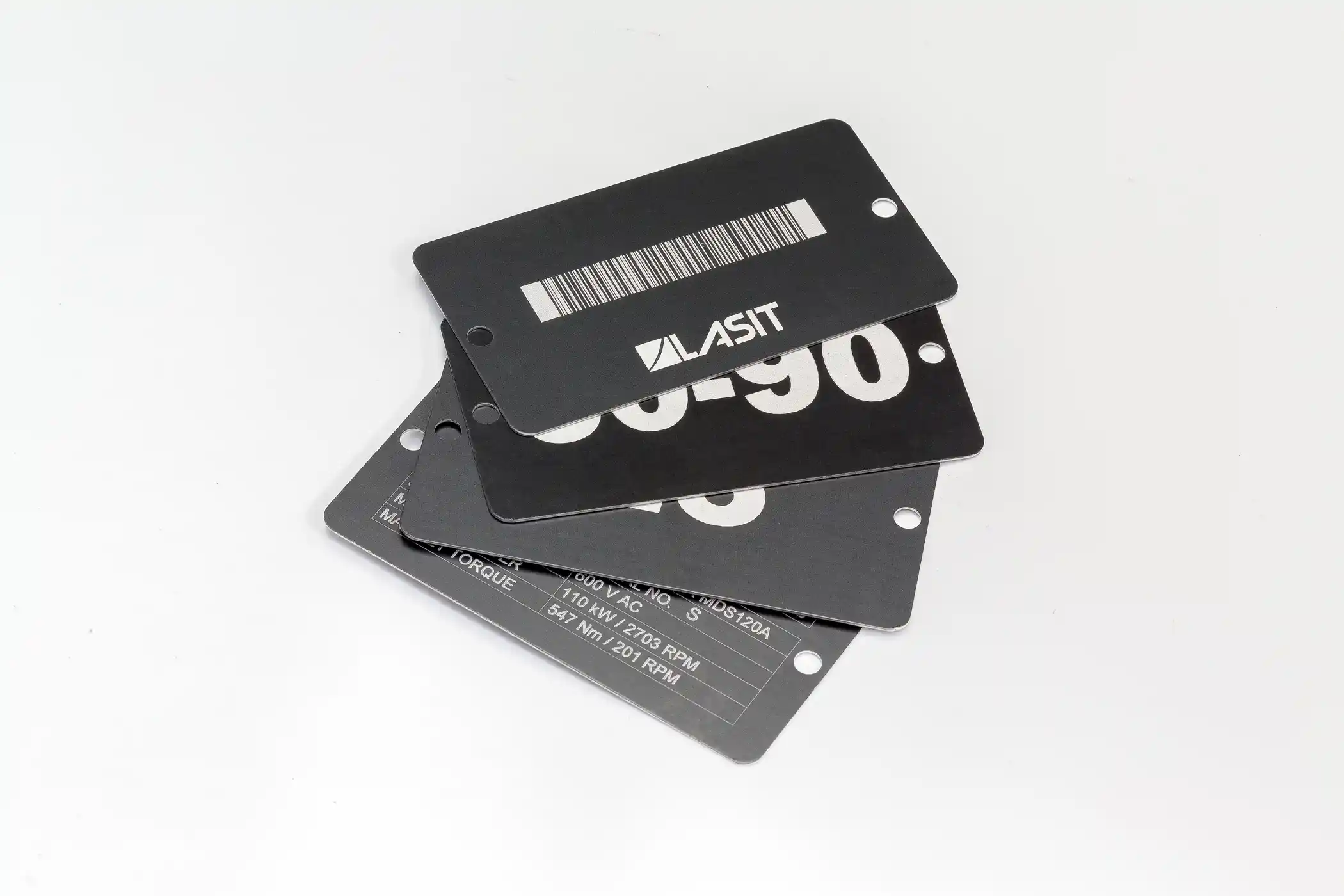 marcatura-laser-targhette Lasermarkierung auf Namensschildern: Technische Lösungen für die industrielle Rückverfolgbarkeit