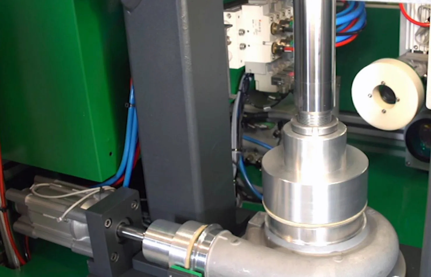 marcatura-laser-turbocompressori FlyPress: Integration von Lasermarkierung und Dichtheitsprüfung für Kfz-Turbolader