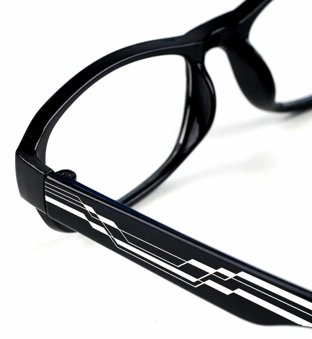 Occhialeria_Dettaglio_laterale_plastica Marquage laser CO₂ à 9,3 µm dans les lunettes : pourquoi la longueur d'onde fait-elle la différence ?