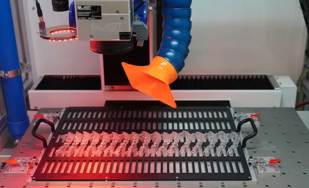 allineatori-dentali-trasparenti-fixtures-2 UV Laser Marking of Transparent Dental Aligners: from Traceability to Industrial Production